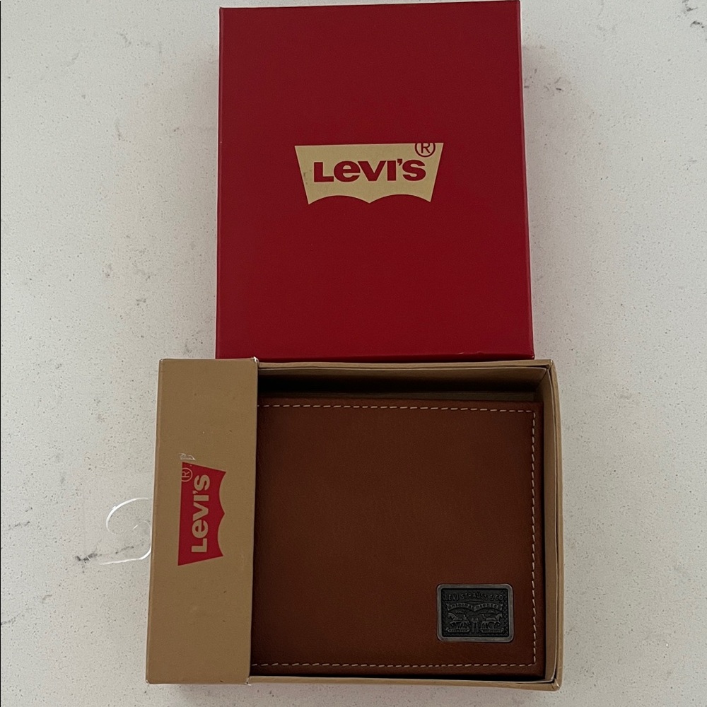 Levi's Tan Leather  Valet New in Box